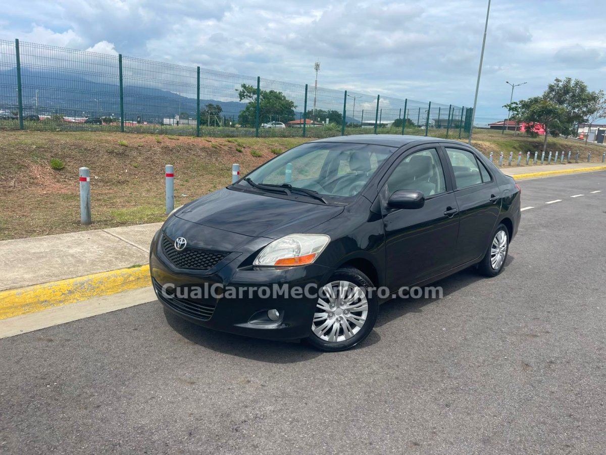 TOYOTA Yaris 2010