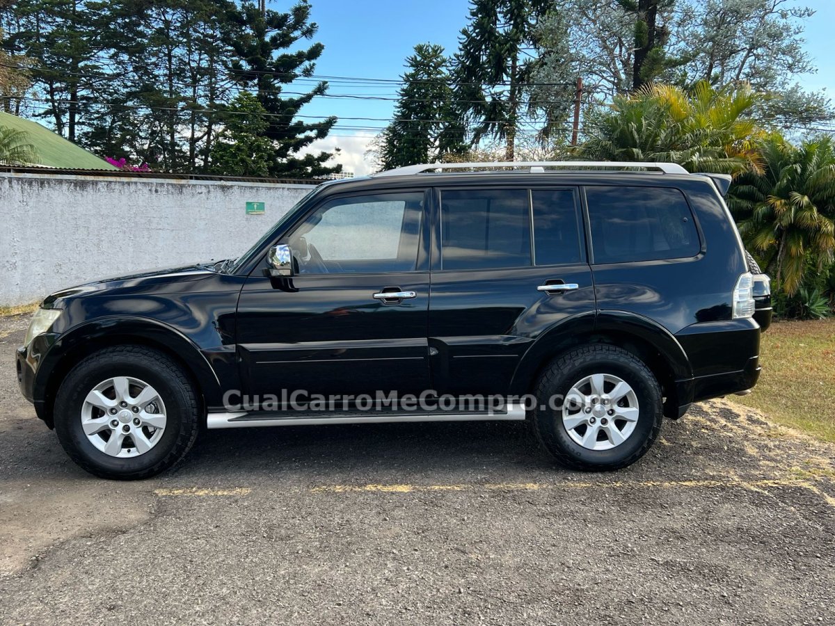 MITSUBISHI Montero 2011