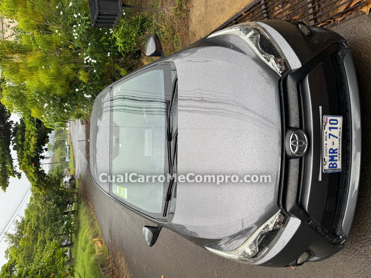 TOYOTA Yaris 2017