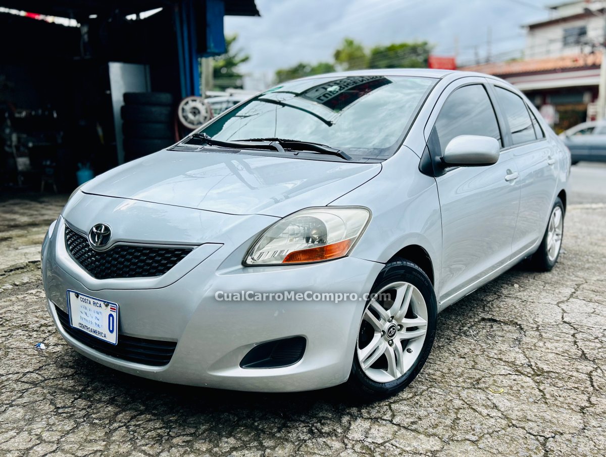 TOYOTA Yaris 2011