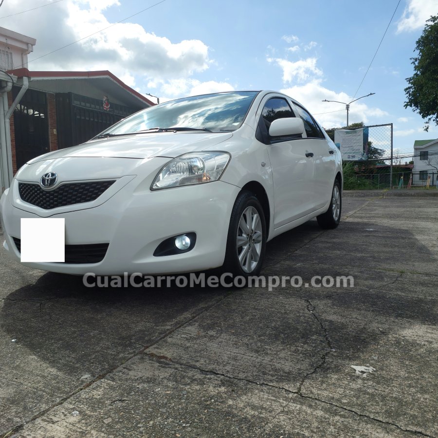 TOYOTA Yaris 2012